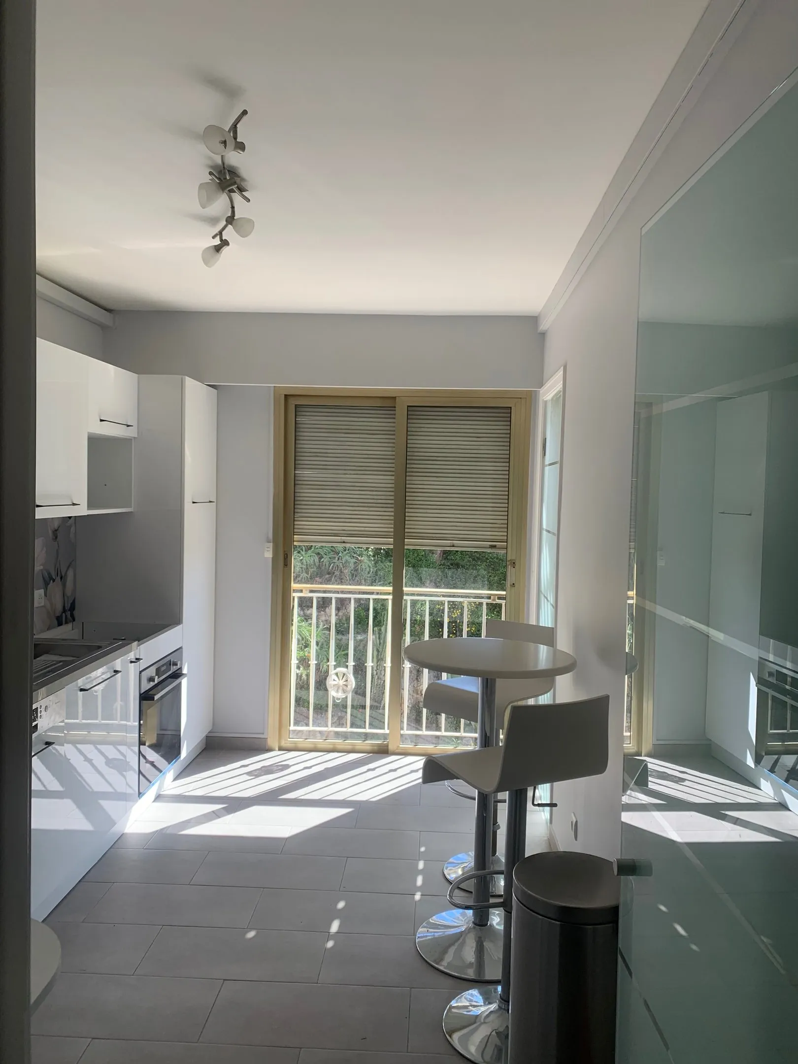 Cuisine ouverte et lumineuse livrée par Expert Habitat dans un appartement niçois