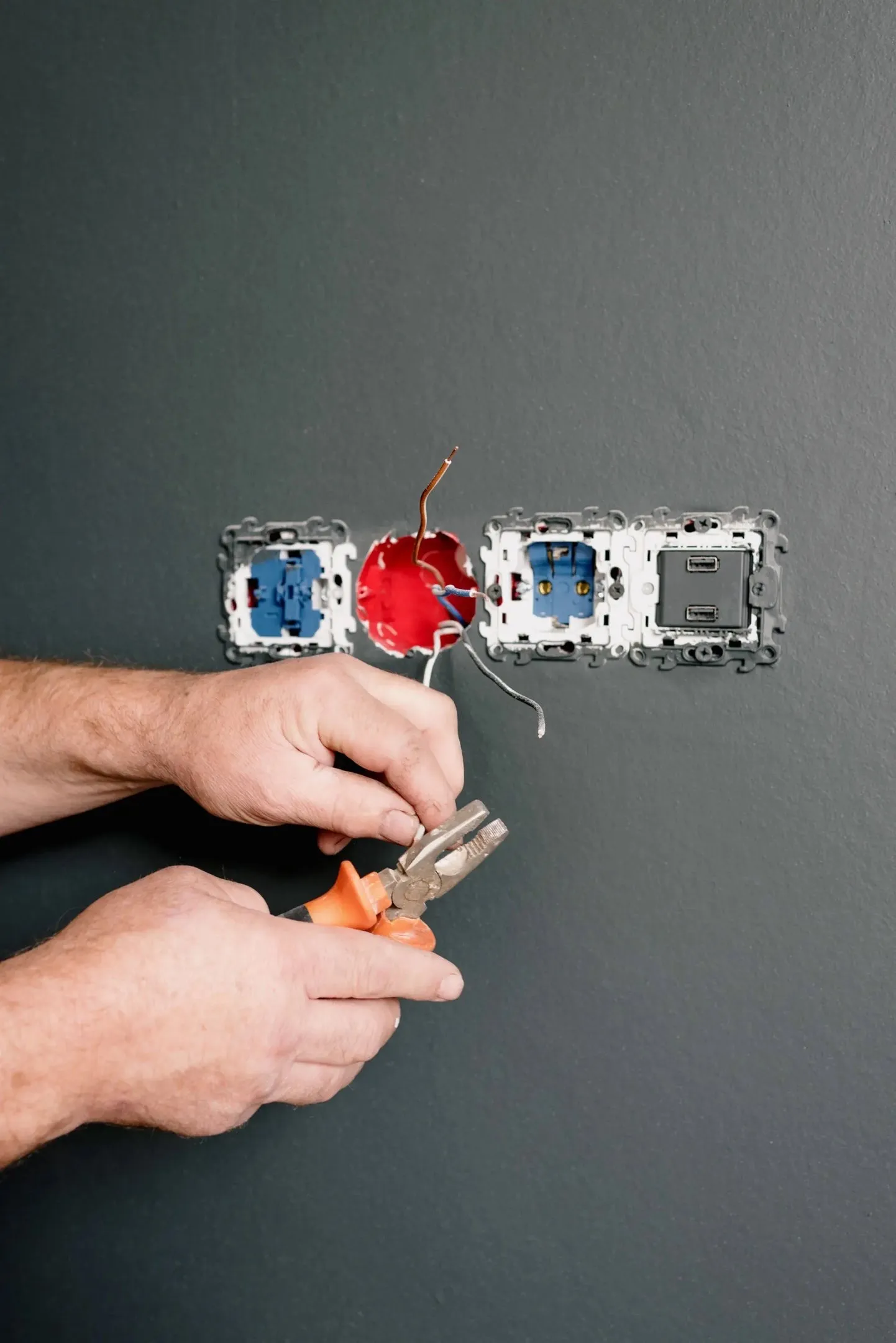 Pose d’appareillage électrique encastré lors d’une rénovation